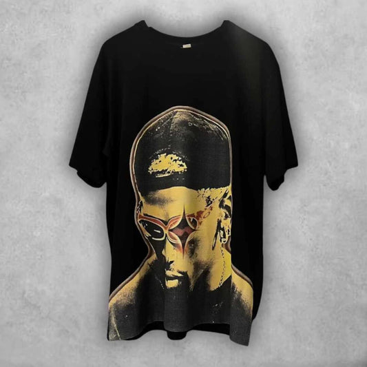 El gráfico frontal de alto impacto convierte esta camiseta en una pieza clave para looks callejeros con identidad propia y aire noventero.