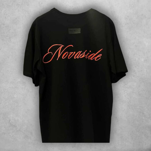 El gráfico frontal de alto impacto convierte esta camiseta en una pieza clave para looks callejeros con identidad propia y aire noventero.