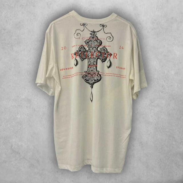 El contraste entre lo ornamental y lo moderno convierte esta camiseta en una pieza clave para quienes exploran el límite entre la moda y el arte visual.