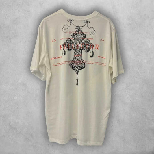 El contraste entre lo ornamental y lo moderno convierte esta camiseta en una pieza clave para quienes exploran el límite entre la moda y el arte visual.