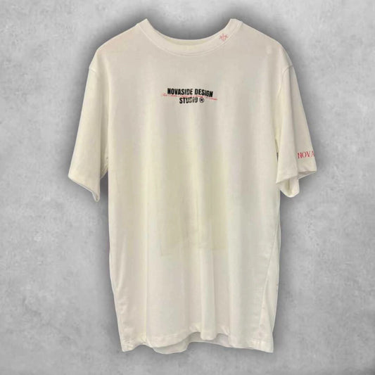 Con un cuervo como símbolo central y detalles gráficos que elevan el diseño, esta camiseta es perfecta para un estilo alternativo con intención y carácter.