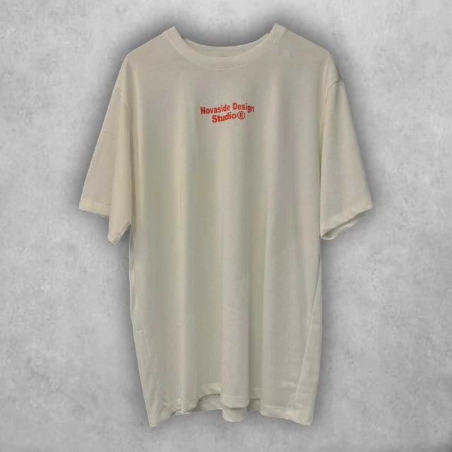 El contraste entre lo ornamental y lo moderno convierte esta camiseta en una pieza clave para quienes exploran el límite entre la moda y el arte visual.