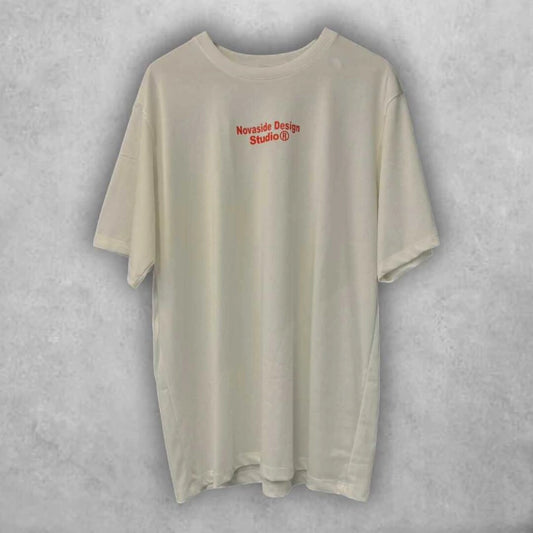 El contraste entre lo ornamental y lo moderno convierte esta camiseta en una pieza clave para quienes exploran el límite entre la moda y el arte visual.