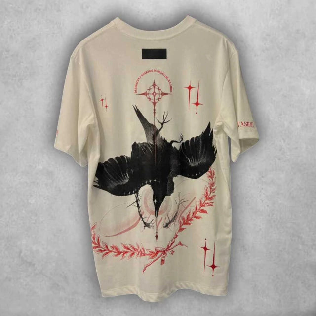 Con un cuervo como símbolo central y detalles gráficos que elevan el diseño, esta camiseta es perfecta para un estilo alternativo con intención y carácter.