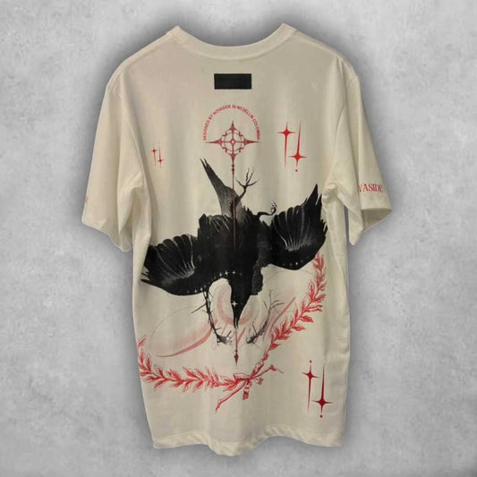 Con un cuervo como símbolo central y detalles gráficos que elevan el diseño, esta camiseta es perfecta para un estilo alternativo con intención y carácter.