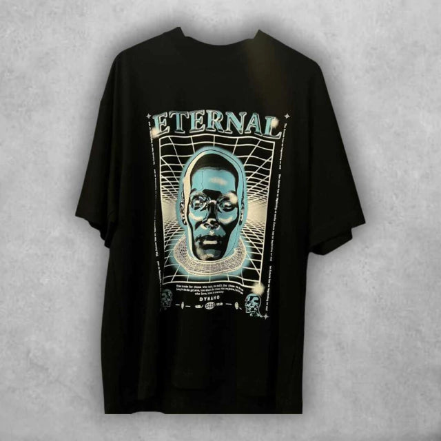 Diseño gráfico de alto voltaje, con referencias al metaverso, la inteligencia artificial y la estética underground. Ideal para destacar con actitud futurista.