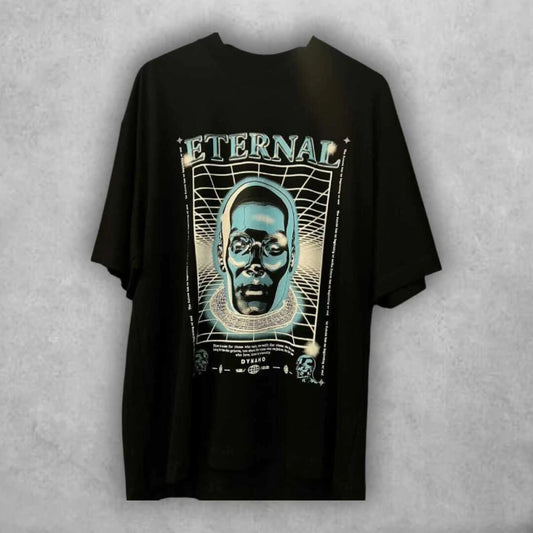 Diseño gráfico de alto voltaje, con referencias al metaverso, la inteligencia artificial y la estética underground. Ideal para destacar con actitud futurista.