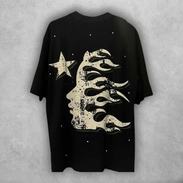 Más que una camiseta, una obra gráfica para vestir. Su diseño crudo y envolvente es perfecto para marcar diferencia sin decir una palabra.