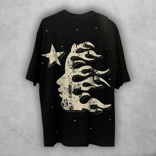 Más que una camiseta, una obra gráfica para vestir. Su diseño crudo y envolvente es perfecto para marcar diferencia sin decir una palabra.