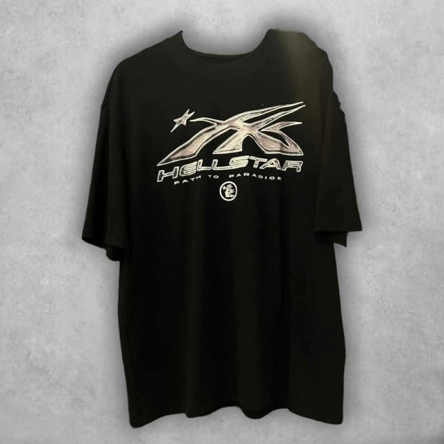 Confeccionada para destacar, esta prenda canaliza una energía que va más allá del streetwear. Una declaración visual directa desde el “Path to Paradise”.