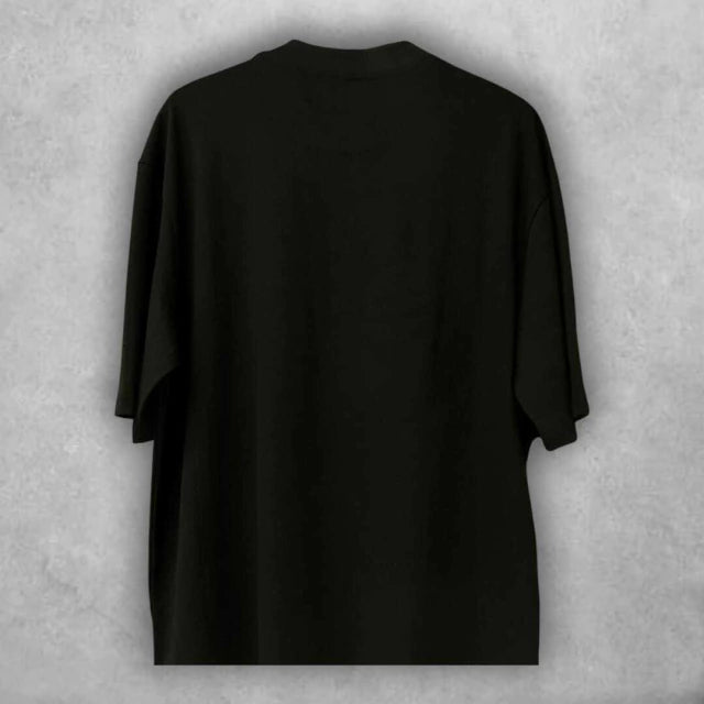 Confeccionada para destacar, esta prenda canaliza una energía que va más allá del streetwear. Una declaración visual directa desde el “Path to Paradise”.