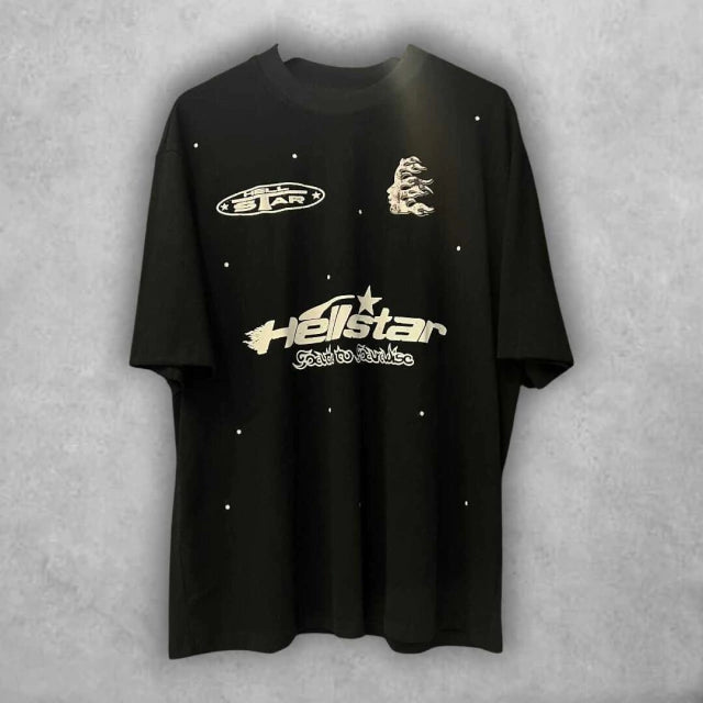 Más que una camiseta, una obra gráfica para vestir. Su diseño crudo y envolvente es perfecto para marcar diferencia sin decir una palabra.