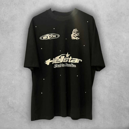 Más que una camiseta, una obra gráfica para vestir. Su diseño crudo y envolvente es perfecto para marcar diferencia sin decir una palabra.