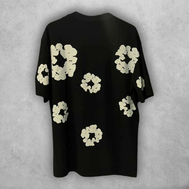 Ideal para quienes valoran el arte con propósito. El print de flores no solo decora, sino que comunica y representa.